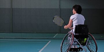 Tenista tenis en silla de ruedas