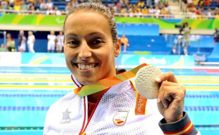 Teresa Perales recibiendo la medalla en los Juegos Paralímpicos de Río 2016