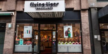 Tiger Flying./ Licencia Adobe Stock