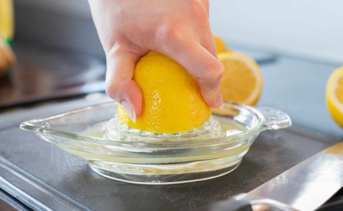 TikTok nos enseña como exprimir un jugo de limón correctamente