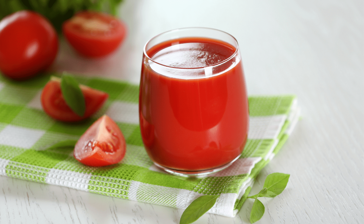 Vaso de jugo de tomate, un alimento que aporta muchas vitaminas
