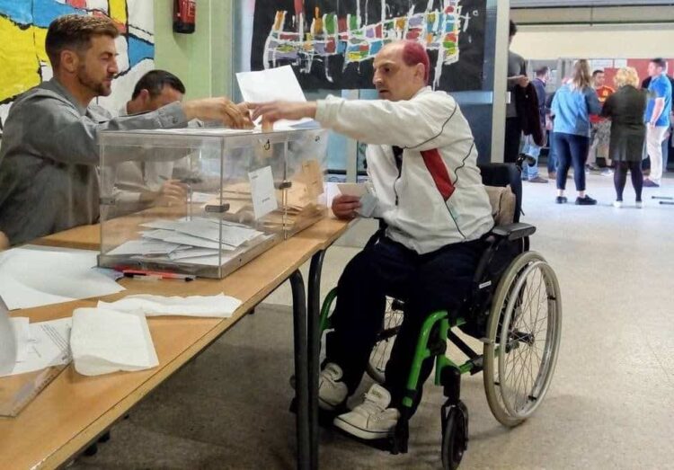 Tomás Morgado votando por primera vez