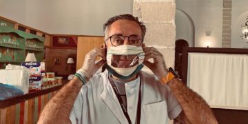 Tomas Sampalo con una mascarillas accesible para personas sordas