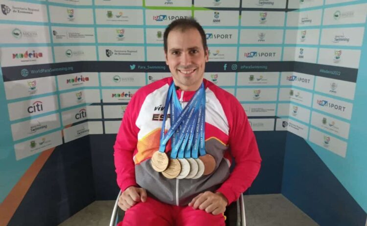 Toni Ponce luce sus seis medallas ganadas en el Mundial paralímpico de Natación
