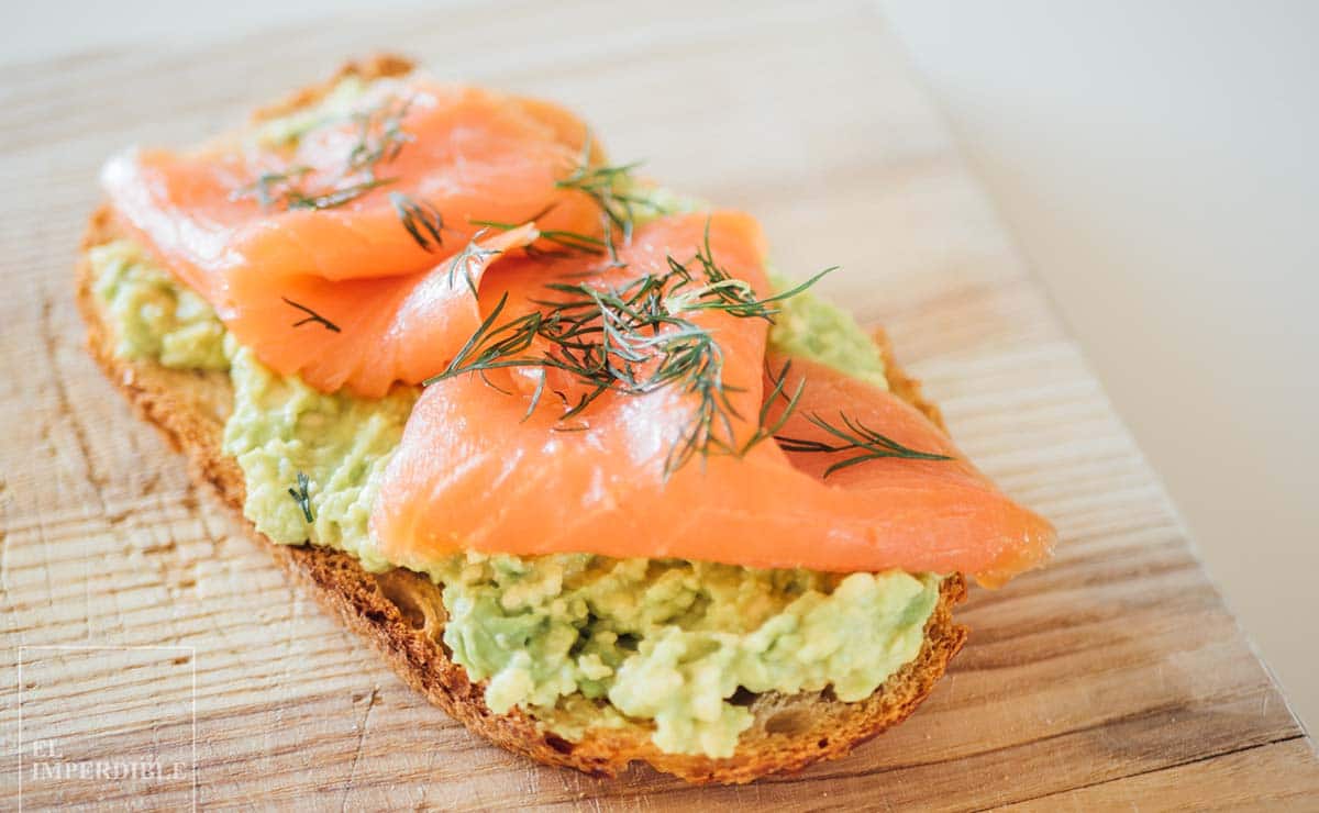 Tosta con aguacate y salmón