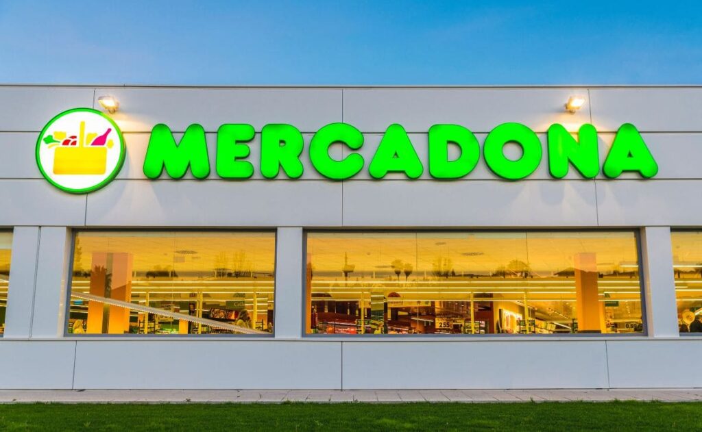 Salario de cajero del Mercadona./ Licencia Adobe Stock