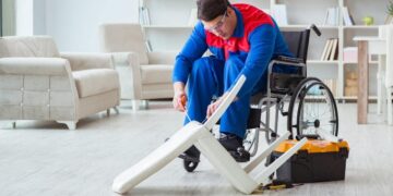 Trabajador con discapacidad y silla de ruedas