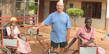 Trevor Robinson con niños y triciclos