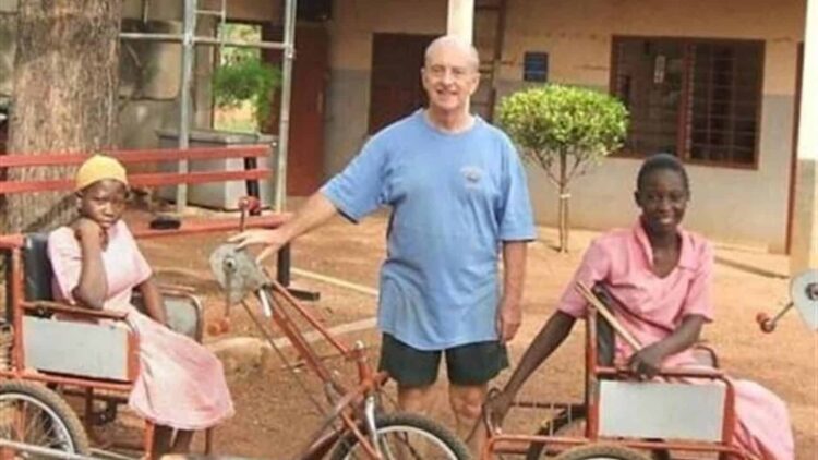 Trevor Robinson con niños y triciclos