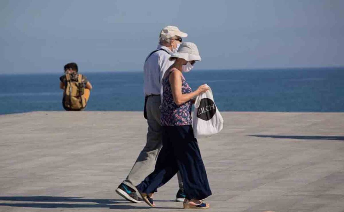 Dos personas haciendo turismo durante un viaje del Imserso
