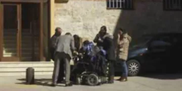 Un joven en silla de ruedas, obligado a declarar ante el juez en la calle