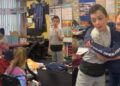 Un niño revela que tiene autismo y emociona a todos sus compañeros de clase