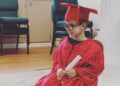 Un niño camina por primera vez durante su acto de graduación