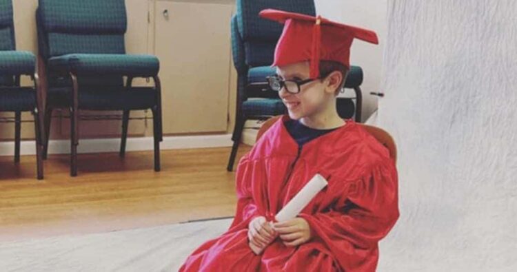 Un niño camina por primera vez durante su acto de graduación