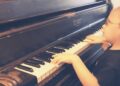 Un niño con discapacidad visual se hace viral tocando el piano