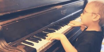 Un niño con discapacidad visual se hace viral tocando el piano