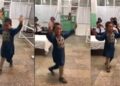 Un niño de Afagnistán baila de felicidad tras recibir una pierna ortopédica
