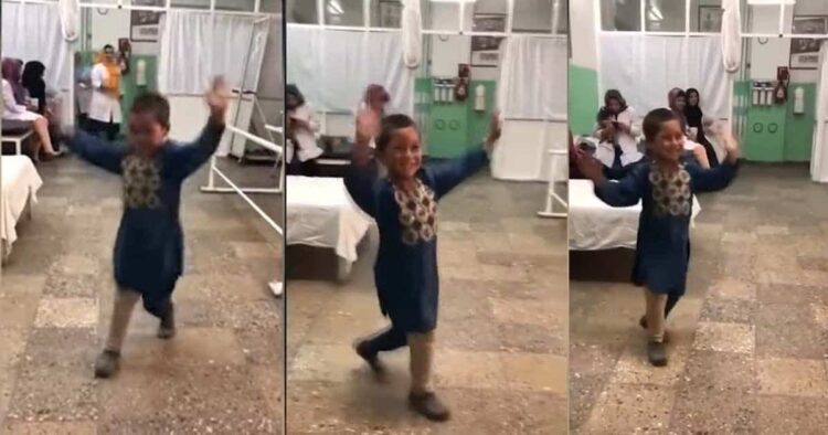 Un niño de Afagnistán baila de felicidad tras recibir una pierna ortopédica