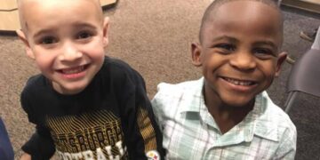 Un niño se corta el pelo igual que su amigo para que la maestra los confunda