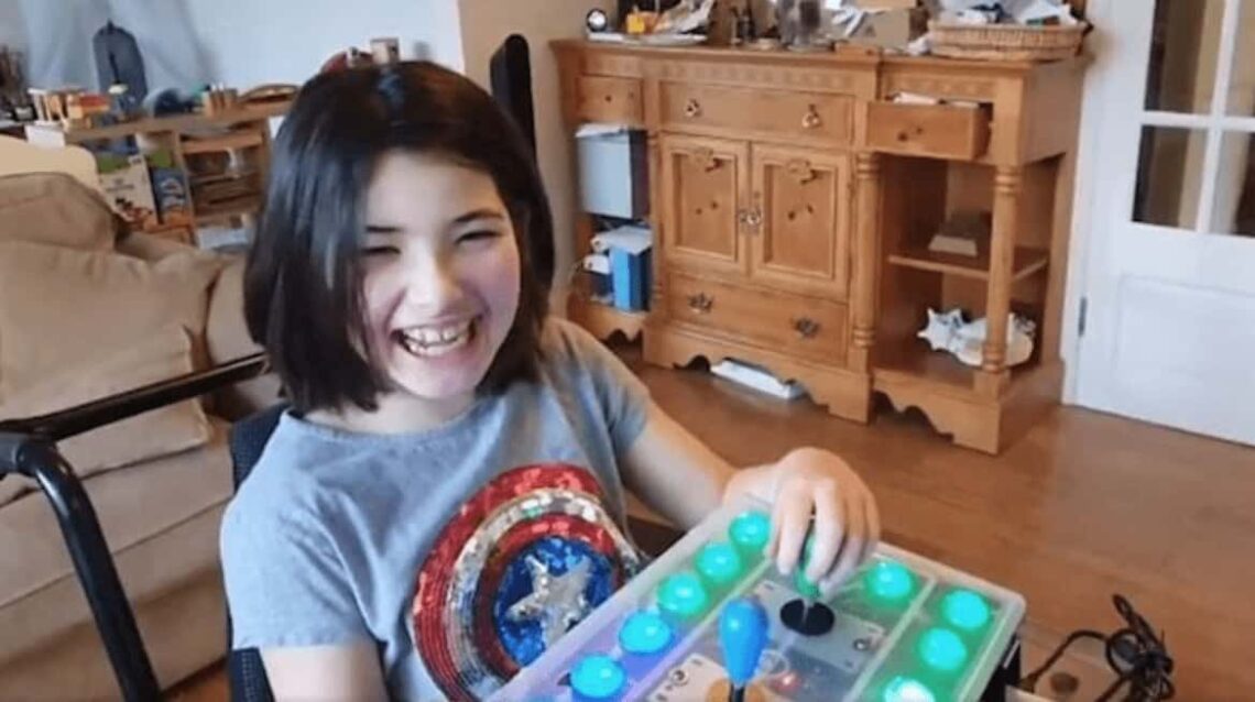 Niña con discapacidad jugando a la consola con mando adaptado