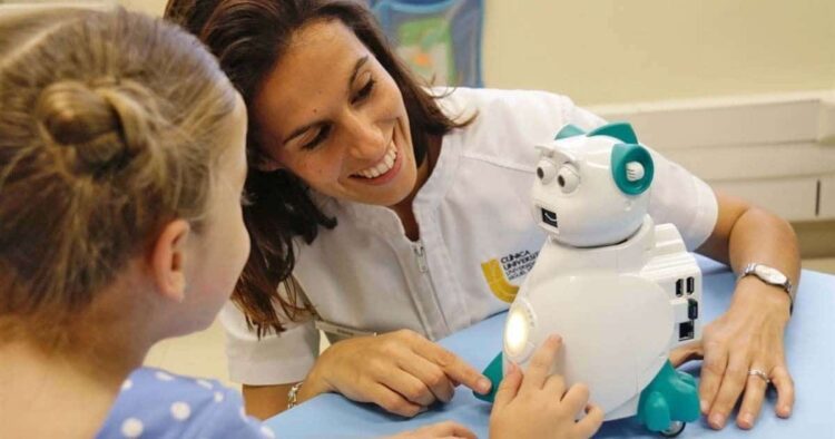 Un robot enseña emociones a niños con autismo