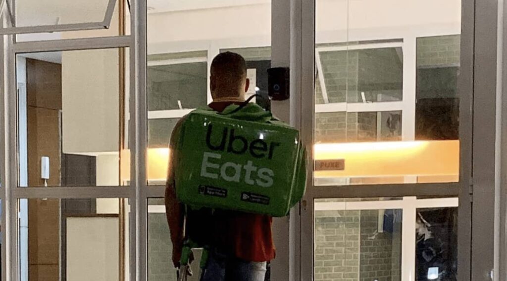 La foto de trabajador de Uber Eats se hace viral en las redes