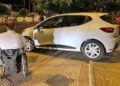 Una Feria con coches en las aceras sin permitir paso de personas en silla de ruedas