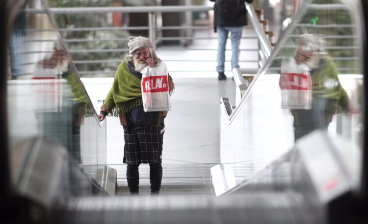 Una persona sin hogar pasea por la Estación de Atocha durante el confinamiento