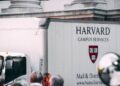 El banco Santander lanza una serie de becas para ir a la Universidad de Harvard