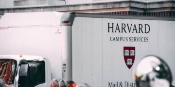 El banco Santander lanza una serie de becas para ir a la Universidad de Harvard
