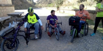 Un grupo de personas con discapacidad, realizando la Vía Verde de la Sierra.