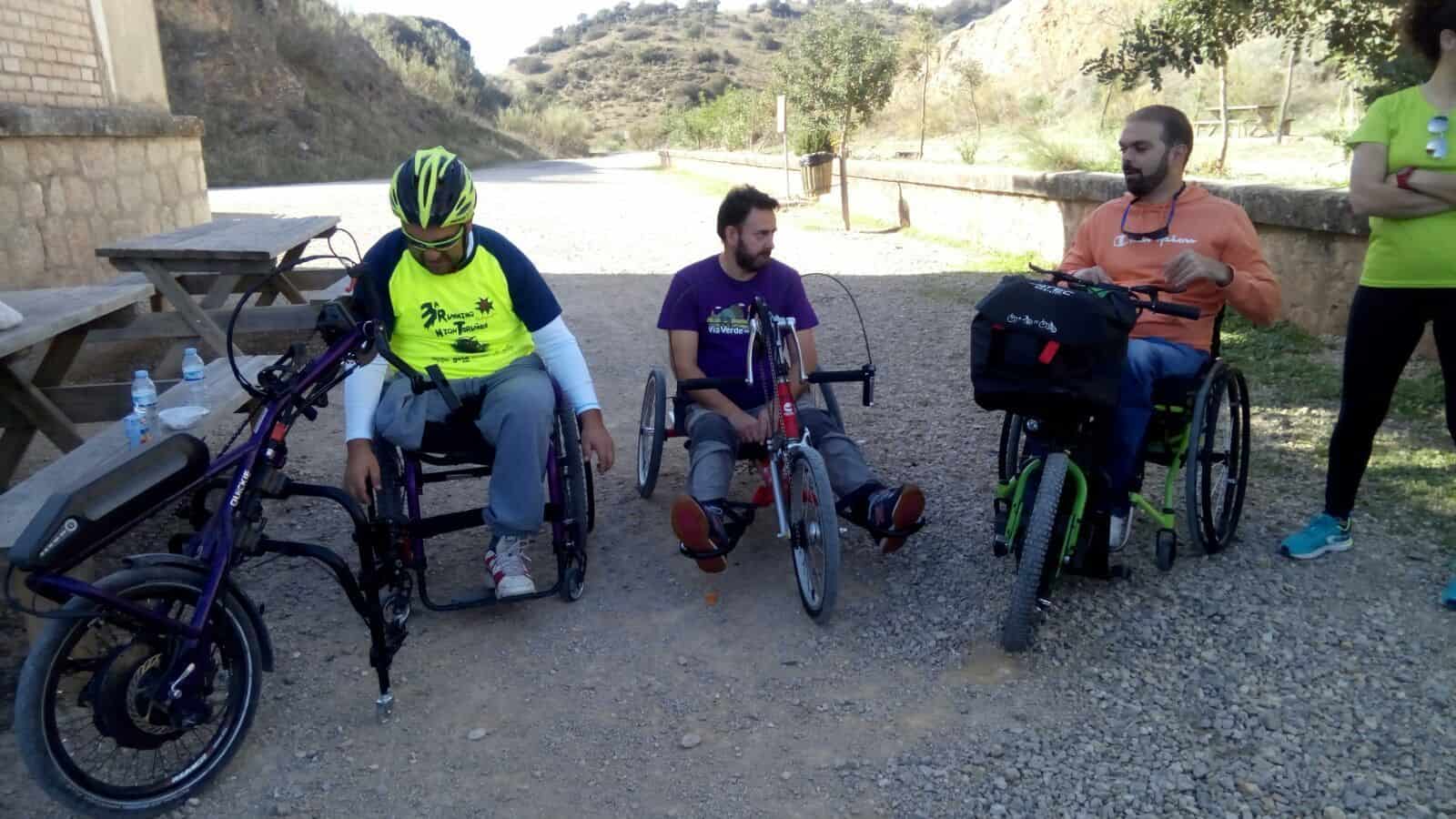 Un grupo de personas con discapacidad, realizando la Vía Verde de la Sierra.