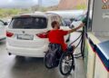 Usuario de silla echando gasolina