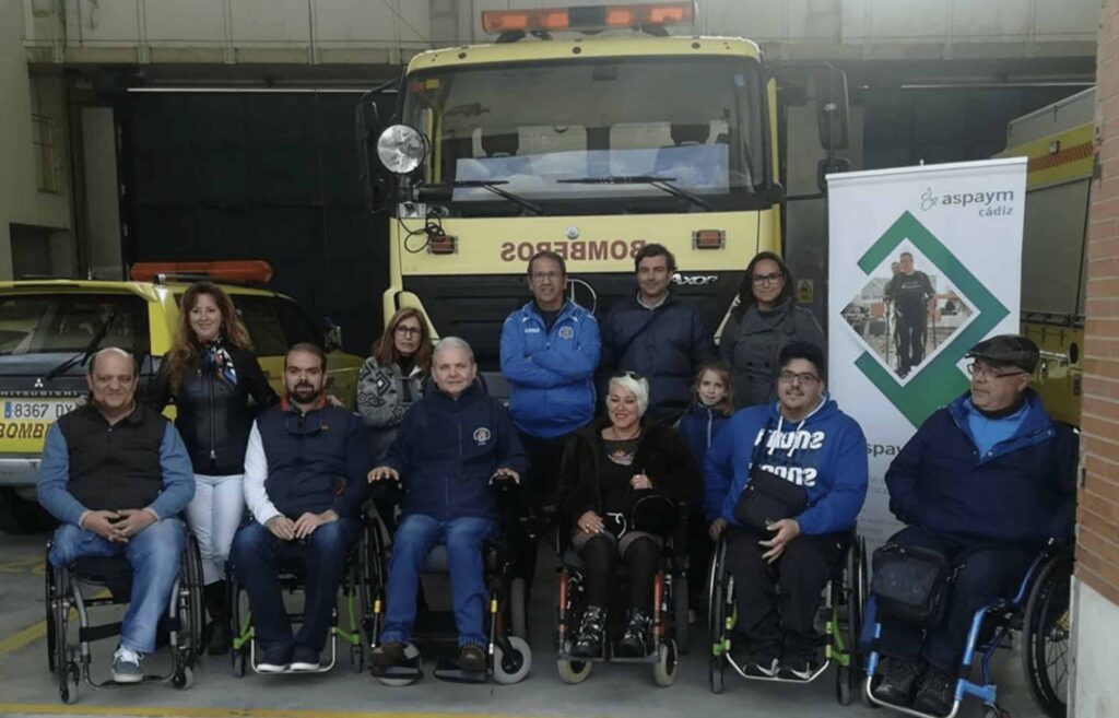 Usuarios de silla de ruedas junto a bomberos