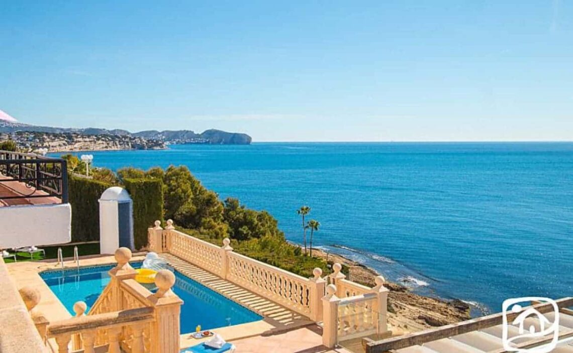 Villa con piscina junto a la playa situada en Alicante que ofrece el Idealista en su web de alquiler Rentalia.com