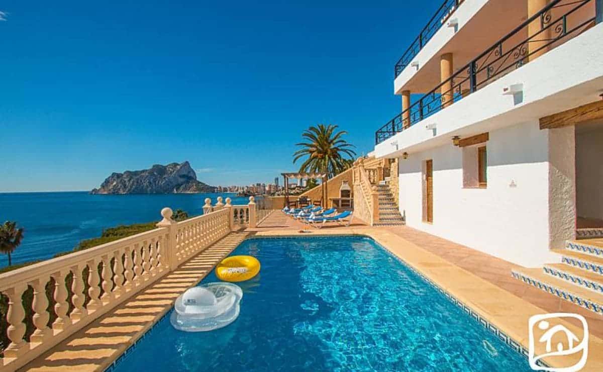 Villa con piscina junto a la playa situada en Alicante que ofrece el Idealista en su web de alquiler Rentalia.com
