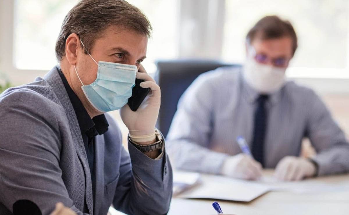 Trabajador con mascarilla