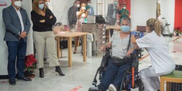 Mari Carmen Déniz, primera persona con discapacidad en ser vacunada contra la COVID-19 en Gran Canaria