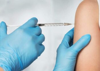 Vacuna Covid-19 en el brazo a persona en dependencia