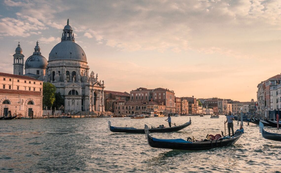 Góndolas en la ciudad de Venecia, el destino que oferta Carrefour Viajes