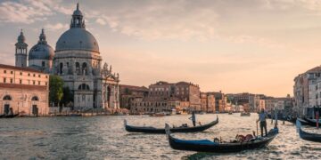 Góndolas en la ciudad de Venecia, el destino que oferta Carrefour Viajes