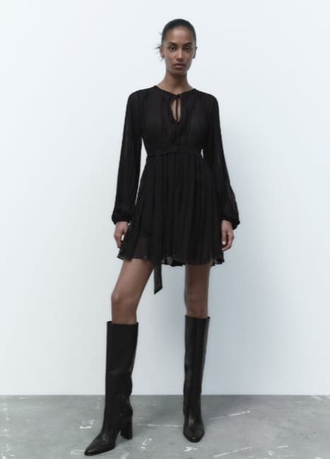 Vestido negro plisado de Zara