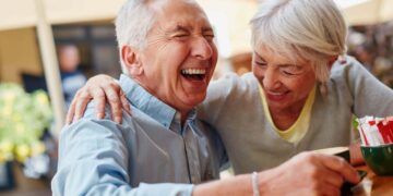 Personas mayores en viajes del IMSERSO./ Licencia Adobe Stock