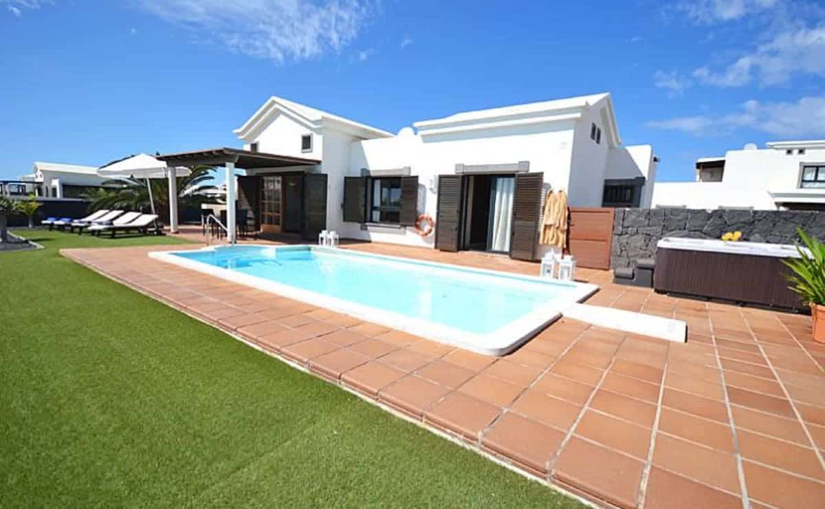 Villa con piscina junto a la playa en Lanzarote que ofrece el Idealista en su web de alquiler Rentalia.com