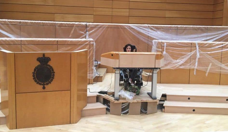 Virginia Felipe en el atril accesible del Senado