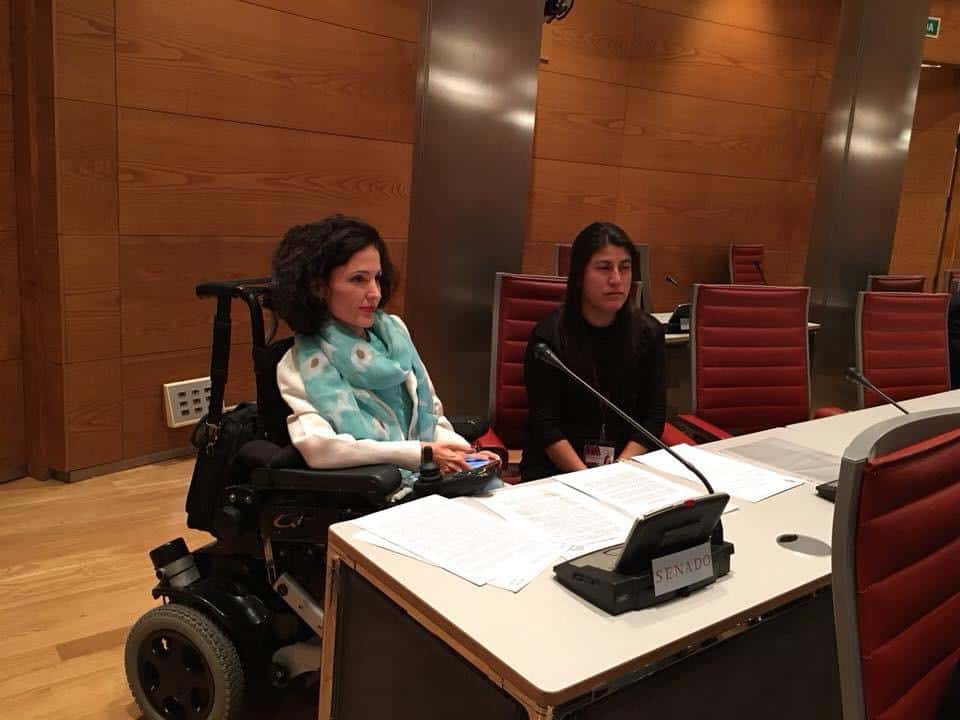 Virginia Felipe con su asistenta personal