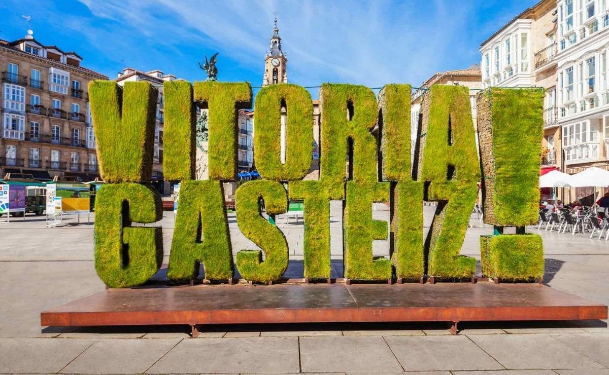 Plaza de la Virgen Blanca, una de las cosas que no te puedes perder de esta ciudad del País Vasco