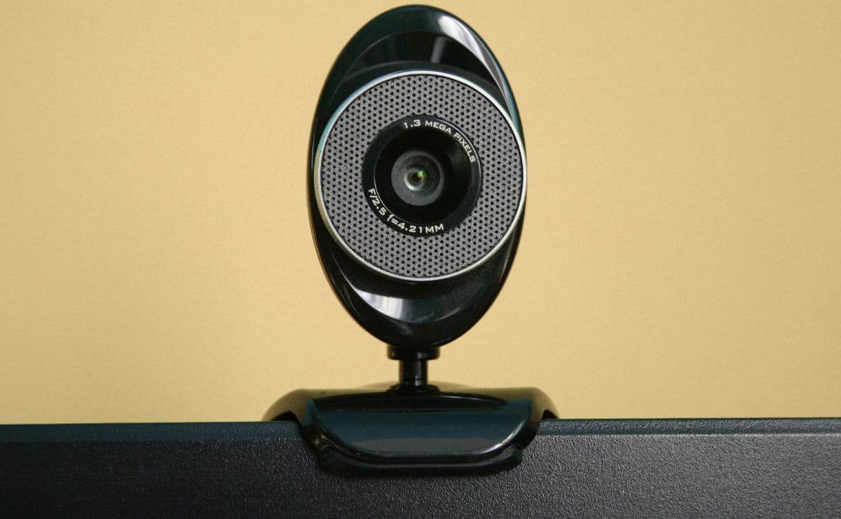 Cómo saber si te han hackeado la webcam, según Caixabank