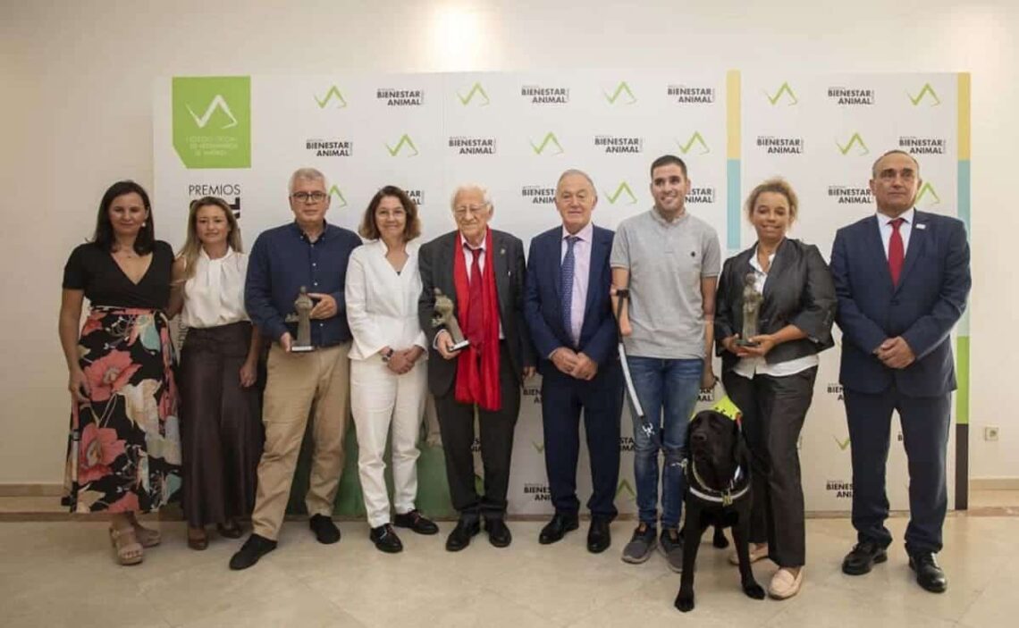 El perro guía Xabat ha recibido el premio al bienestar animal del Colegio de Veterinarios de Madrid