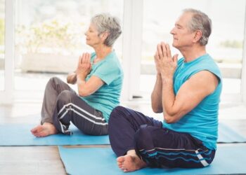 Personas haciendo yoga para la rehabilitación cardíaca